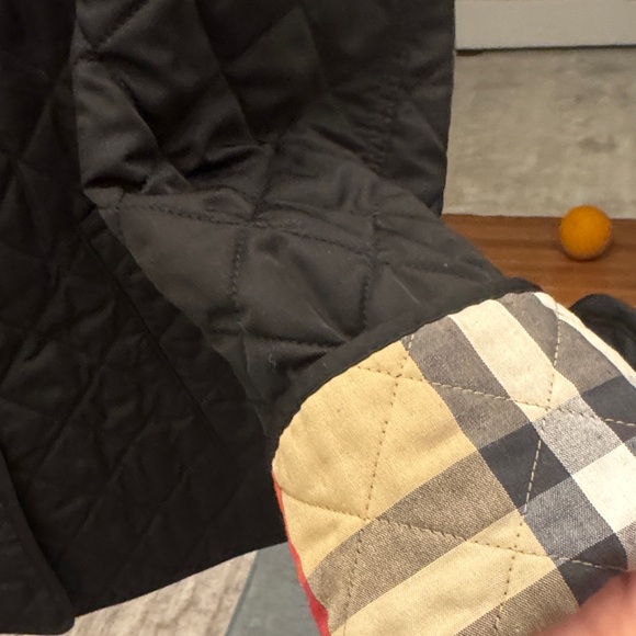 Burberry Black Quilted Jacket with Plaid Cuffs - Picture 4 of 5